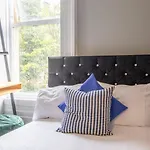 West End Cosy Pop Of Colour - Pass The Keys شقة