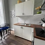 West End Cosy Pop Of Colour - Pass The Keys شقة