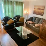3 Bed ,2 Bedroom City Centre Apt Lägenhet