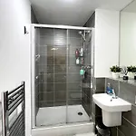 Private Bedroom - Modern Flat - West End
