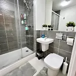 Private Bedroom - Modern Flat - West End Privat bolig