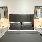 Private Bedroom - Modern Flat - West End Glasgow