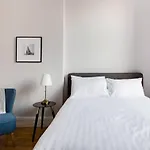 Incredible Contemporary Flat In Heart Of West End *