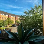 Stylish Modern Flat With Juliet Balcony & Parking Glasgow