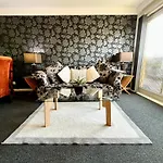 Stylish Modern Flat With Juliet Balcony & Parking