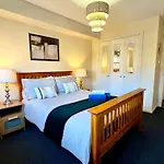Stylish Modern Flat With Juliet Balcony & Parking Glasgow