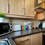 Stylish Modern Flat With Juliet Balcony & Parking * Glasgow