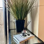 Stylish Modern Flat With Juliet Balcony & Parking Appartement Glasgow