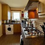 Stylish Modern Flat With Juliet Balcony & Parking * Glasgow