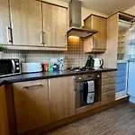 Stylish Modern Flat With Juliet Balcony & Parking Glasgow