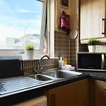 Stylish Modern Flat With Juliet Balcony & Parking * Glasgow