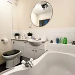 Stylish Modern Flat With Juliet Balcony & Parking Appartement Glasgow