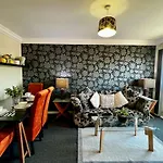 Stylish Modern Flat With Juliet Balcony & Parking