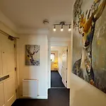 Stylish Modern Flat With Juliet Balcony & Parking