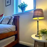 Stylish Modern Flat With Juliet Balcony & Parking Appartement Glasgow