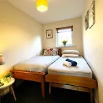 Stylish Modern Flat With Juliet Balcony & Parking *
