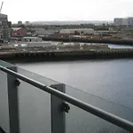 Harbour River West End Апартаменты