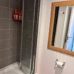 Radiant Homes 2 Bedrooms 2 Bathrooms Free Parking Lägenhet *