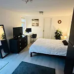 Entire Private 1 Bedroom - Guest In 公寓 格拉斯哥