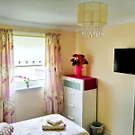 Apartment 3 Bedroom - Free Parking & Wifi 350mbps