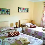Apartment 3 Bedroom - Free Parking & Wifi 350mbps *
