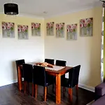 3 Bedroom - Free Parking & Wifi 350mbps Apartment *