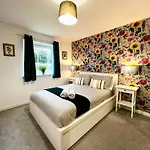 Ground Floor Flat With Free Parking & Wifi *