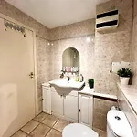 Ground Floor Flat With Free Parking & Wifi *