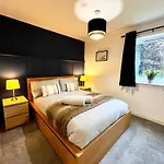 Ground Floor Flat With Free Parking & Wifi *