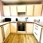 Ground Floor Flat With Free Parking & Wifi Apartment