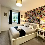 Ground Floor Flat With Free Parking & Wifi *