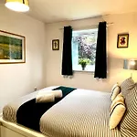 Ground Floor Flat With Free Parking & Wifi Glasgow