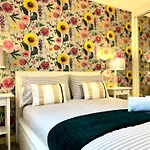 Ground Floor Flat With Free Parking & Wifi