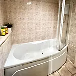 Apartment Ground Floor Flat With Free Parking & Wifi