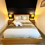 Ground Floor Flat With Free Parking & Wifi *
