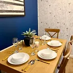 Ground Floor Flat With Free Parking & Wifi Apartment