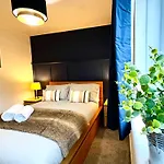 Apartment Ground Floor Flat With Free Parking & Wifi