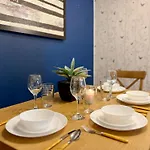 Ground Floor Flat With Free Parking & Wifi Apartment *
