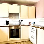 Ground Floor Flat With Free Parking & Wifi Apartment *
