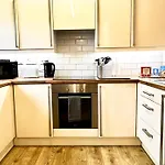 Apartment Ground Floor Flat With Free Parking & Wifi *