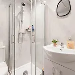 4 Beds - Gateway Getaway With Free Parking