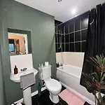 Stylish 2 Bed Retreat * Glasgow