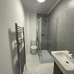 Spacious 5 Bedroom House Close To West End