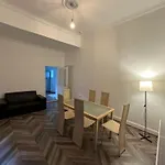 Spacious 5 Bedroom House Close To West End Feriehus