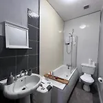 Traditional 5 Bedroom House Free Parking Westend *