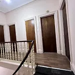 Traditional 5 Bedroom House Free Parking Westend بيت للعطل *
