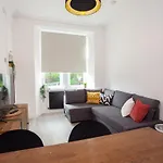Stunning Flat In West End Location Apartment *