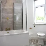Апартаменты Three Bedroom Upper Flat In Jordanhill *