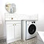 Three Bedroom Upper Flat In Jordanhill Глазго
