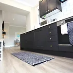 Three Bedroom Upper Flat In Jordanhill